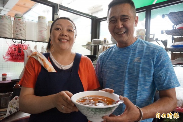 余明江與丈夫杜壬癸經營九寨溝牛肉麵店，在豐原區的巷弄飄香10餘年。（記者歐素美攝）