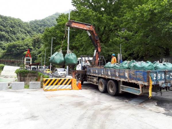 因應泰利颱風可能帶來的雨量，連接烏來老街的覽勝橋，已預置沙包。（水利署第十河川局提供）