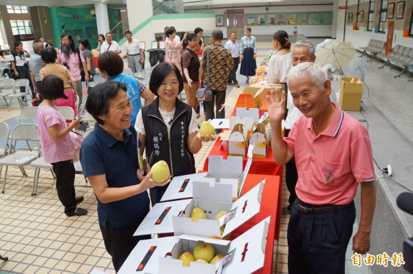 雲林縣府農業處長林慧如關心斗六文旦的產銷狀況。（記者詹士弘攝）