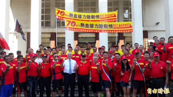 海軍陸戰隊70周年環台接力路跑第6天,新竹市議會議長謝文進(穿白襯衫者)特地準備運動飲料為跑者打氣。(記者洪美秀攝)