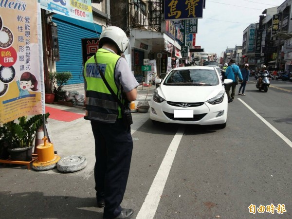 東港分局上週六開始連續3天交通大執法，共開出近百件罰單。（記者陳彥廷攝）