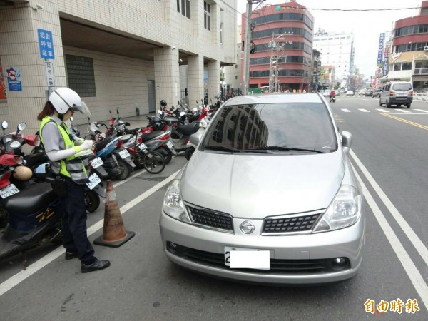 違停是停在車道上的景象令人吃驚，東港分局上週六開始連續3天交通大執法，共開出近百件罰單。（記者陳彥廷攝）