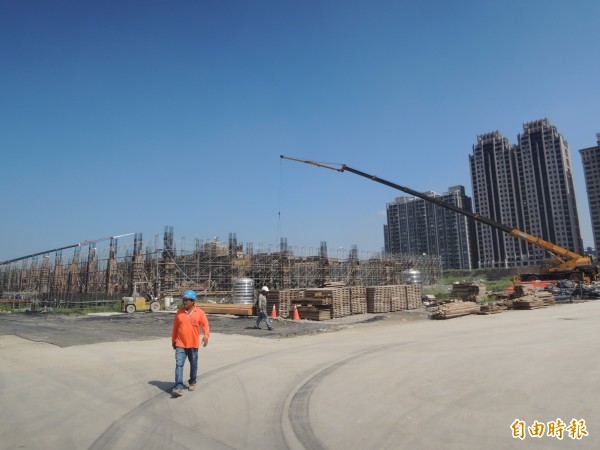 中醫大工地臨福興一路側有4棟社區大樓近千戶,住戶們抱怨,8日工地夜間趕工,竟施工到翌日凌晨2點,嚴重妨礙安寧,太可惡了!(記者廖雪茹攝)