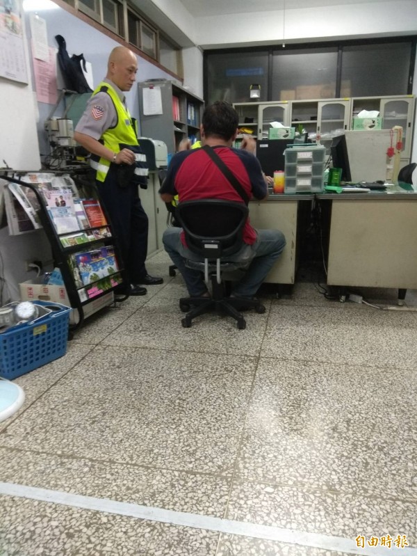 甘姓乘客(紅衣者)證實前車未開燈,害客運失控撞車。(記者黃佳琳攝)