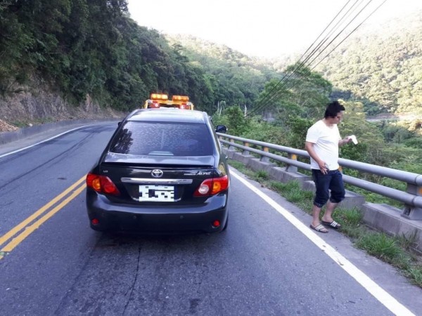 張姓毒蟲追撞對向自小客車就逮。(記者陳賢義翻攝)