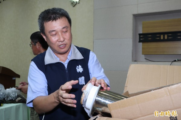 海關人員機警發現貨物有異,找出毒品。(記者林敬倫攝)