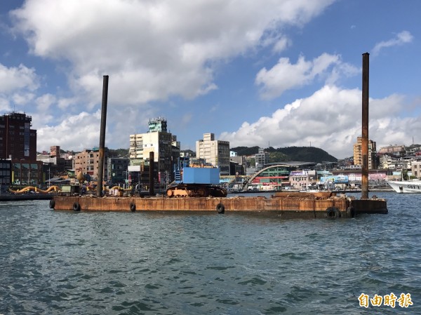 基隆港務公司請來挖泥船,準備清除基隆港內淤泥(記者盧賢秀攝)