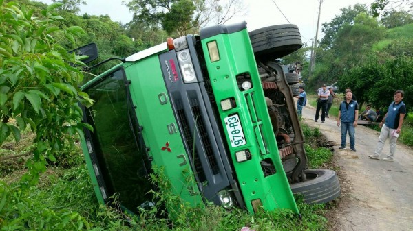 這輛大貨車在新竹縣峨眉鄉的產業道路上翻覆,員警到場處理竟查出偷倒垃圾案。(警方提供)