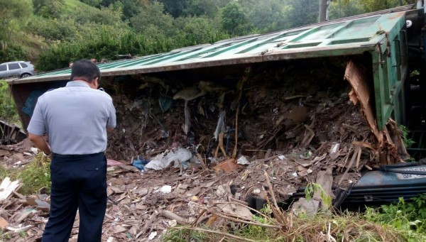 這輛大貨車在新竹縣峨眉鄉的產業道路上翻覆,員警到場處理竟查出偷倒垃圾案。(警方提供)