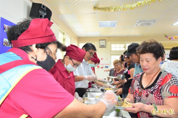 五結鄉推動老人共餐,每天中午固定在社區據點共食,至今已有12個社區加入中央廚房方案。(記者張議晨攝)