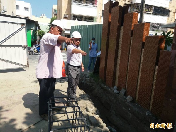 台南市工務局巡查檢視工地防汛整備狀況。（記者洪瑞琴攝）