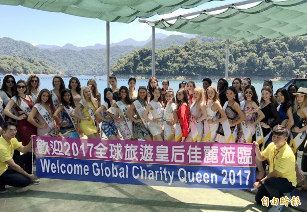 參加全球旅遊皇后選拔的46國佳麗,在大溪合影。(記者李容萍攝)