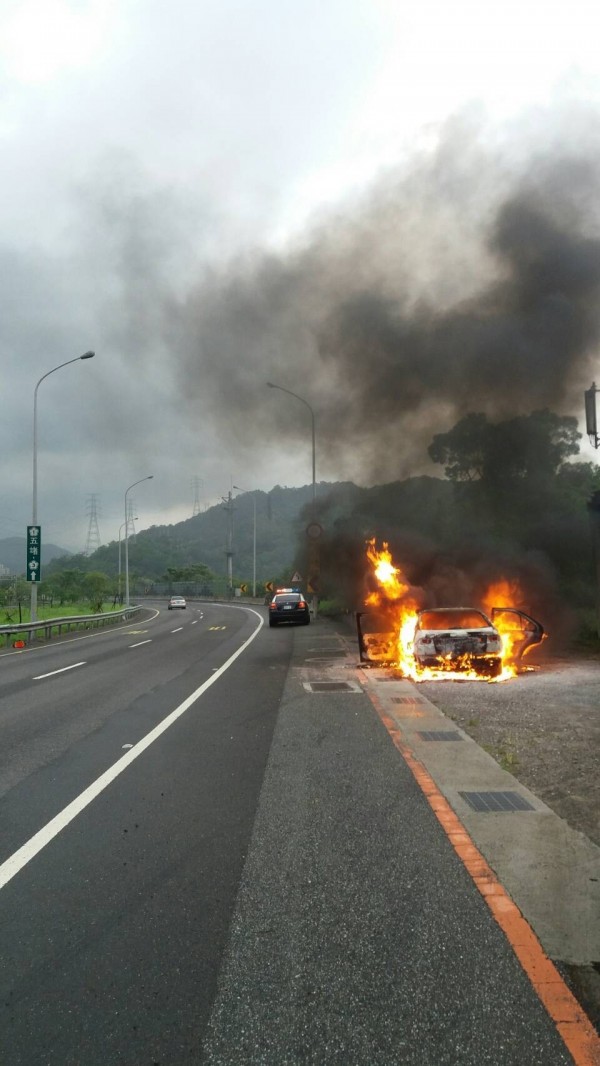 消防隊員趕赴現場時,轎車已經陷入火海(記者吳昇儒翻攝)