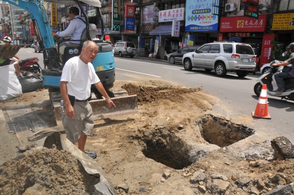 基隆仁一路排水堵死，居民憂心大雨過後會淹水。（記者林欣漢攝）