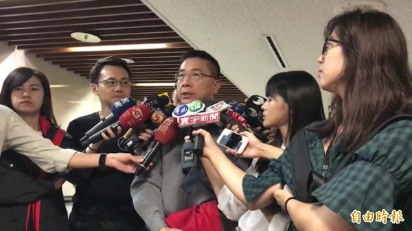行政院發言人徐國勇表示,軍公教明年加薪3%全為人民利多。(記者陳薏云攝)