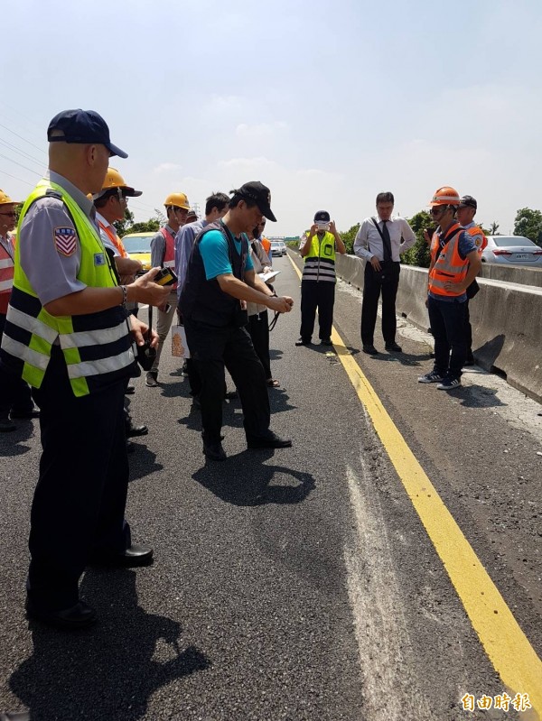 檢警勘驗車禍現場，地上留有刮地痕。（記者陳文嬋攝）