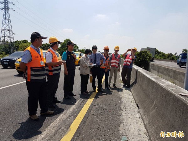 檢警勘驗車禍現場，地上留有刮地痕。（記者陳文嬋攝）