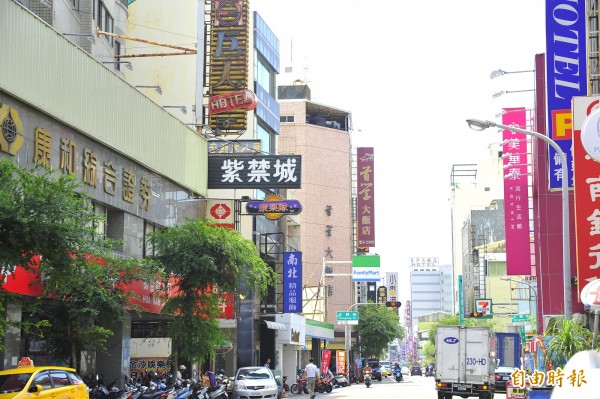 酒店鬼月開店,槍枝莫名走火擊斃少爺。(記者王捷攝)
