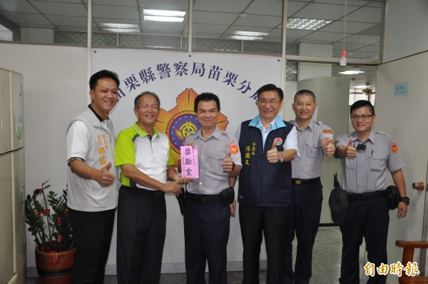 市長邱炳坤(左二)與縣議員邱鎮軍(左一)到分局致贈破案獎金五萬元,感謝警方的積極偵辦,並允諾協助警方建置苗栗市監視器設備,共同打擊不法。(記者彭健禮攝)