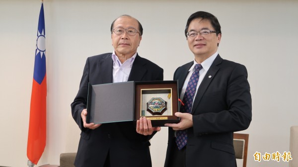 日本仙台市七夕足球隊社長西川善久(左)帶隊,拜訪台南市代理市長李孟諺(右)。(記者劉婉君攝)