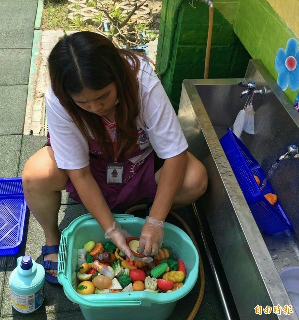 高雄鳥松區的菁華幼兒園老師們，每天趁著午休時間，用漂白水消毒玩具。（記者張忠義攝）