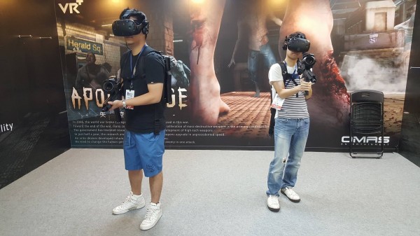 奧瑪司展出的《失控地鐵》體驗版,以獵殺活屍為題材,模擬廢棄地鐵站,讓玩家體驗在廢棄車站與四面八方竄出的喪屍近距離搏鬥的緊張感。(奧瑪司提供)