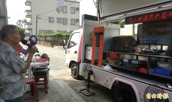 台南市社會局「活力文康車」,是行動版卡拉OK車,下鄉讓長輩開唱。(記者楊金城攝)