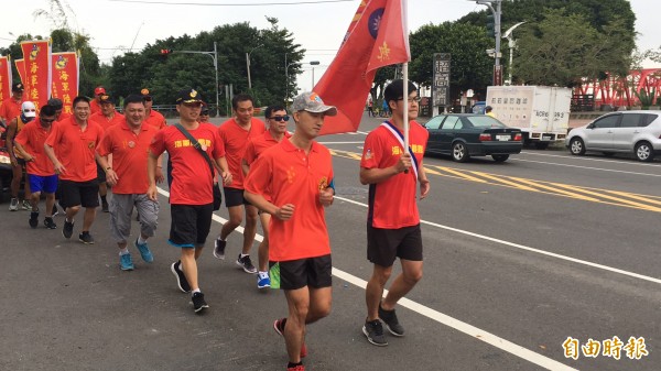 全國海軍陸戰隊退伍弟兄慶祝陸戰隊成立70年發起接力環島活動,今天由雲林接棒從西螺大橋出發。(記者黃淑莉攝)