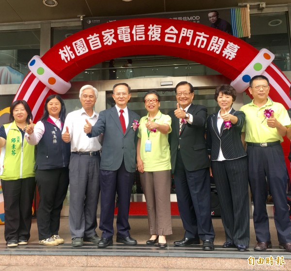 中華電信北區分公司總經理陳明仕(左4)表示,針對政院加薪政策,公司已開始評估財務狀況,將在評估後發表加薪消息。(記者魏瑾筠攝)