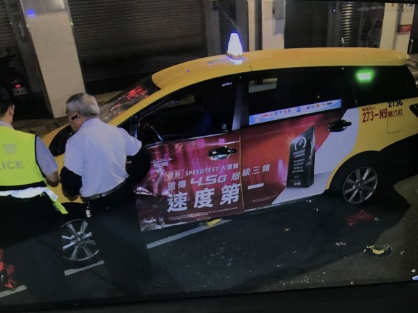 吳姓計程車司機（右）向警方說明車禍經過。（記者吳仁捷翻攝）