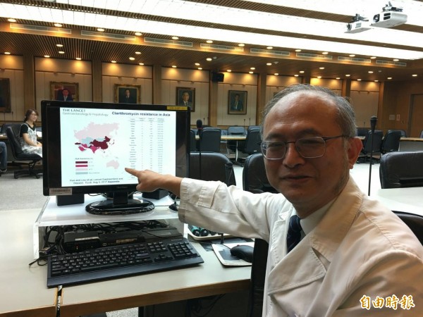 台大醫院內科部主任吳明賢說明研究成果。(記者林惠琴攝)