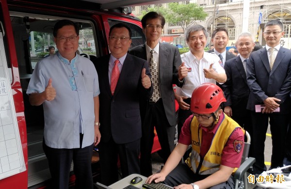 桃園市長鄭文燦(左一)出席救災指揮車捐贈儀式,被問及軍公教調薪3%議題表示,基本上他是抱持支持的立場。(記者鄭淑婷攝)