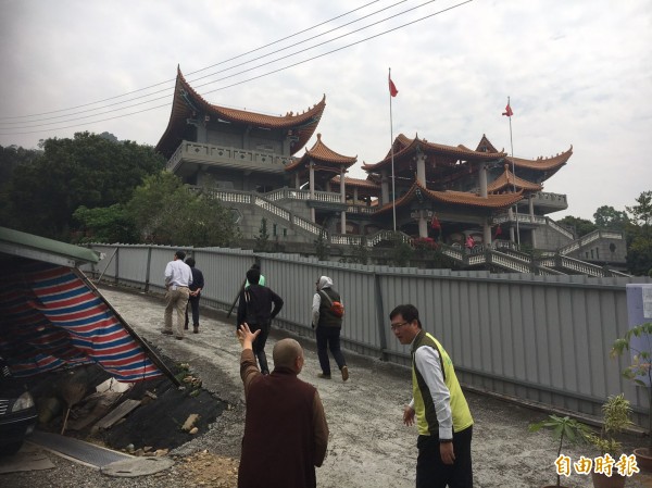 許書維（右穿背心者）今到碧雲禪寺關心在旁泓法的比丘尼。（記者顏宏駿攝）