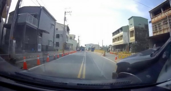 警匪追逐時，嫌犯還開車衝撞警車。（記者吳俊鋒翻攝）