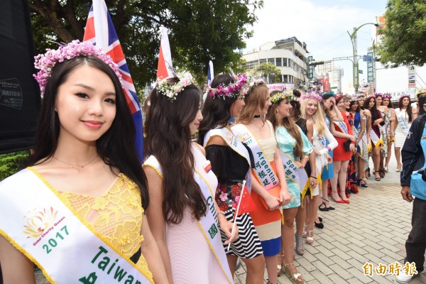 入選世界旅遊皇后的50國佳麗,齊聚豐原火車站,左一為台灣代表粘育綾。(記者李忠憲攝)