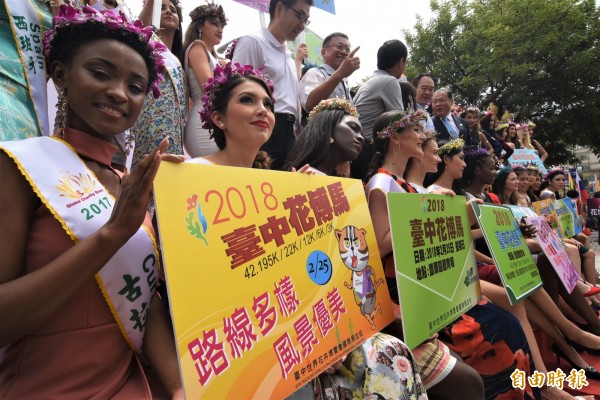世界50國佳麗到豐原,為明年的世界花博暖身。(記者李忠憲攝)
