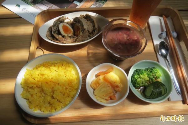 「陳千武文學套餐」主菜梅干蒸肉捲搭配印尼薑黃飯表現陳千武的太平洋戰火經驗。(記者蘇孟娟攝)