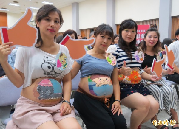 南投縣衛生局日前舉辦母乳哺育宣導活動,邀請準媽媽們參加,但也提醒哺乳中的媽媽喝咖啡、喝茶要適時、適量及適當。(記者張協昇攝)