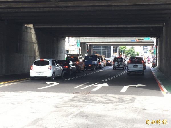 西屯路到74號快速道路段,市府改左轉車道為兩個線道,造成尖峰塞車,民眾反彈。(記者蘇金鳳攝)