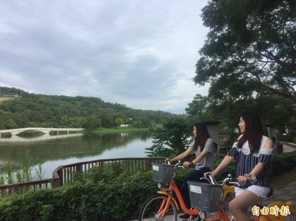 騎微笑單車遊新竹市青草湖八大景不再是夢想了!新竹市青草湖YouBike站15日啟用。(記者洪美秀攝)