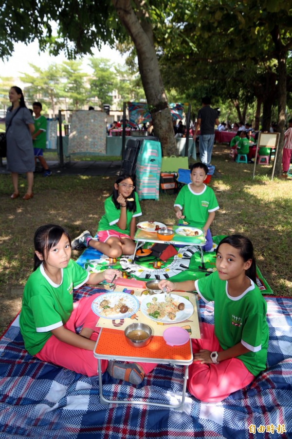 橋頭國小顛覆校園傳統用餐環境氣氛，以餐食擺盤及色彩搭配，並走出戶外用餐，營造用餐美好氣氛。（記者蘇福男攝）