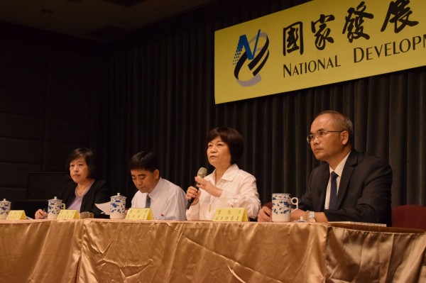 國發會主委陳美伶(右二)今日舉行上任來首度記者會,提出未來十大工作重點,期許國發會「接地氣」,施政讓人民有感、年輕人看得到未來。(國發會提供)