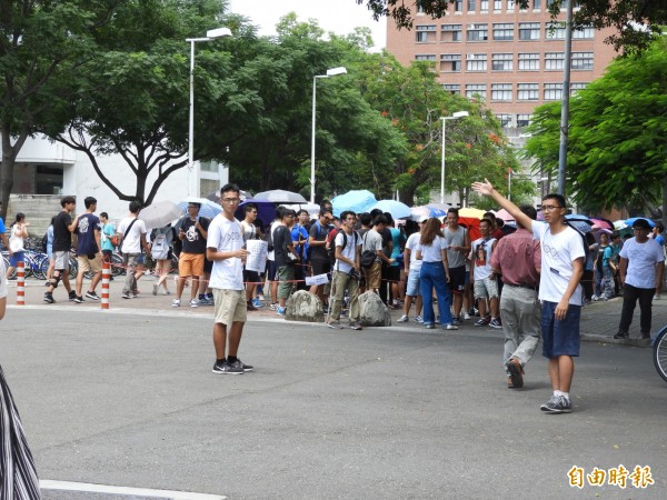 成功大學大一新生今天報到。（記者洪瑞琴攝）