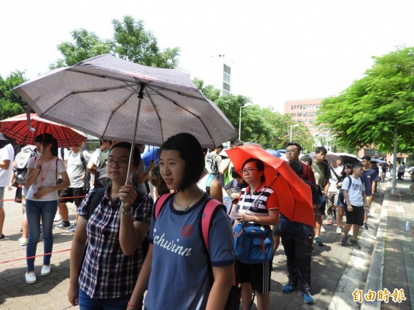 成功大學大一新生今天報到。（記者洪瑞琴攝）