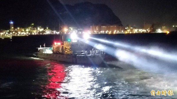 基隆海巡隊派出10063艇在海面上協助尋找失蹤釣客。(記者吳昇儒攝)