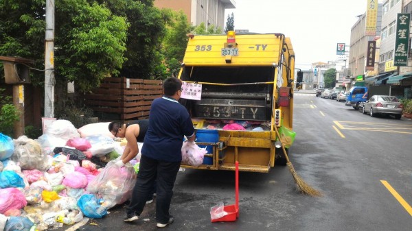 針對杞林路髒亂點,竹東鎮公所清潔隊員昨天花了3個小時,清掉3噸多垃圾,今天一早卻又出現5袋垃圾,引起鄉親共憤。(竹東鎮公所提供)