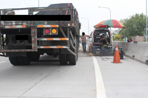 南市環保局要求柴油車申請排煙標章，本月起針對未取得排煙標章的柴油車加強攔檢。（環保局提供）