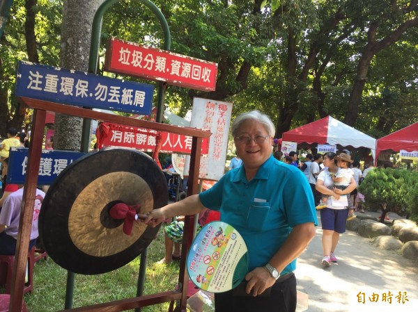 雲林縣衛生局長吳昭軍敲響愛心鑼，號召大家一起行善。（記者廖淑玲攝）