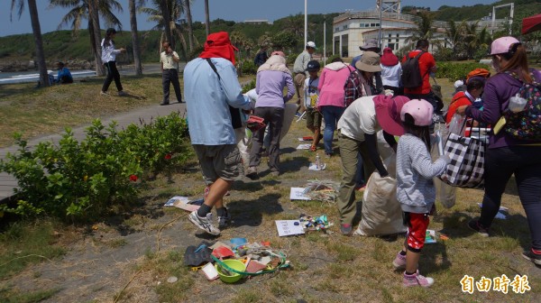 旗津風景區多垃圾。（記者黃旭磊攝）