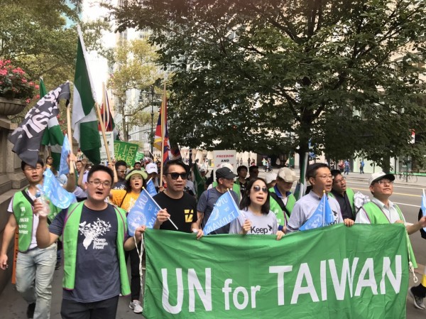民進黨立委余宛如（中）、張宏陸（右二）、時力立委徐永明（左二）也參加台灣入聯大遊行，高喊「UN for Taiwan」。（台灣聯合國協進會提供）